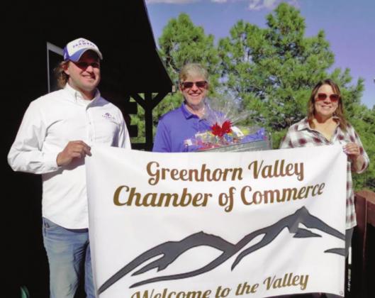 David Chucka, Colorado City’s Farmers Insurance owner/operator, delivers a gift from the Chamber of Commerce to welcome Stephen and Susan Uhl to the Greenhorn Valley. Courtesy Photo