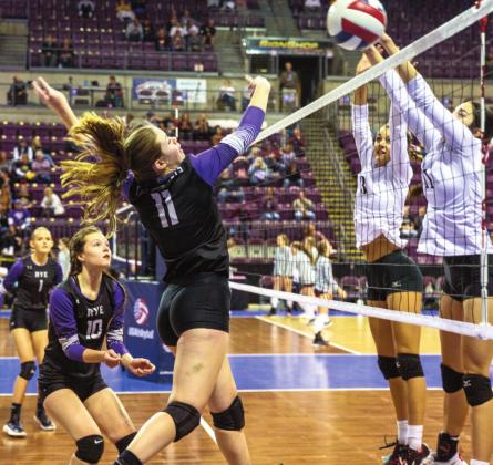Morgan Elarton #11, Abbi Sammons #10 killing it past Hoehne’s defense. Photo by Sue Barcus