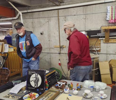 Sangre de Cristo VFC members Neil Elliot and Robert Johnson (R) lend a hand at the organization’s fundraising event on Saturday. Photo by Shirley Pigg