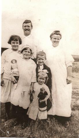 John Crump, Emma Olive Reynolds Crump, Mary Lee, Lucy, Harry, Courtesy Photo