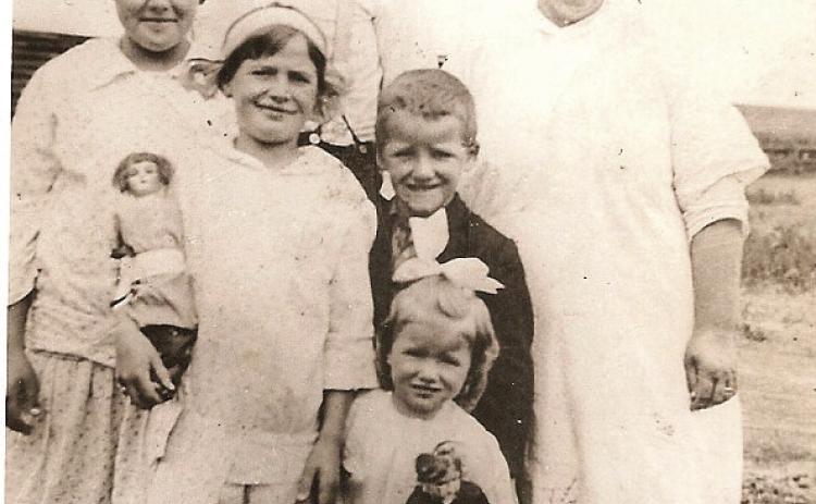 John Crump, Emma Olive Reynolds Crump, Mary Lee, Lucy, Harry, Courtesy Photo