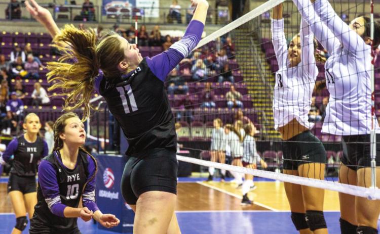 Morgan Elarton #11, Abbi Sammons #10 killing it past Hoehne’s defense. Photo by Sue Barcus